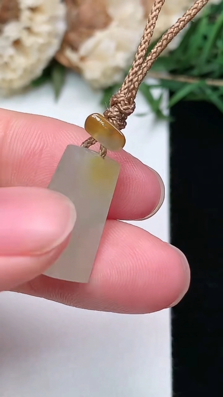 天然A货翡翠双彩无事牌吊坠，尺寸17.4-10.6-6，重量:3.06g
3月8日