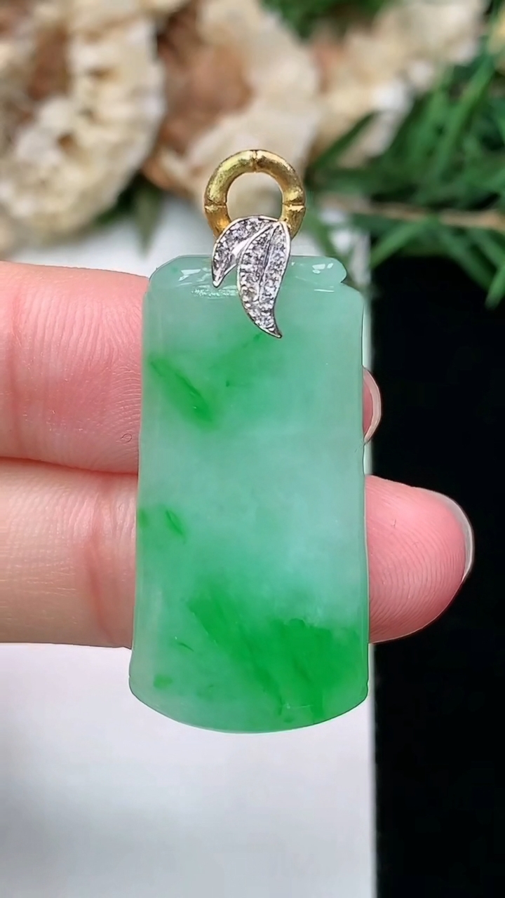 天然A货翡翠节节高升 竹节吊坠，尺寸30-15.2-6.2，重量:7.43g
3月8日