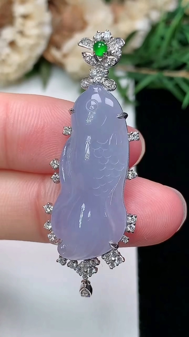 天然A货翡翠紫罗兰年年有余吊坠，尺寸28.4-12.3-6.3，重量:5.02g
3月8日