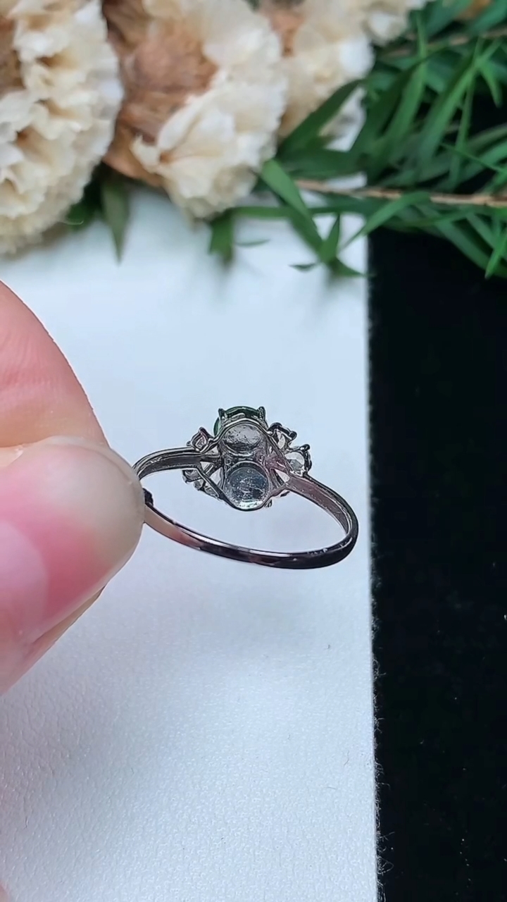 天然A货翡翠平安扣戒指，尺寸16.7-4.3，重量:1.22g2026年3月8日
工厂直销收藏佳品,种好水足，色泽均匀，有种有色，上手高大气！