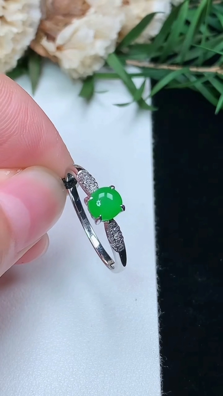 天然A货翡翠蛋面戒指，尺寸17-5.2-4.8，重量:1.31g2026年3月8日
工厂直销收藏佳品