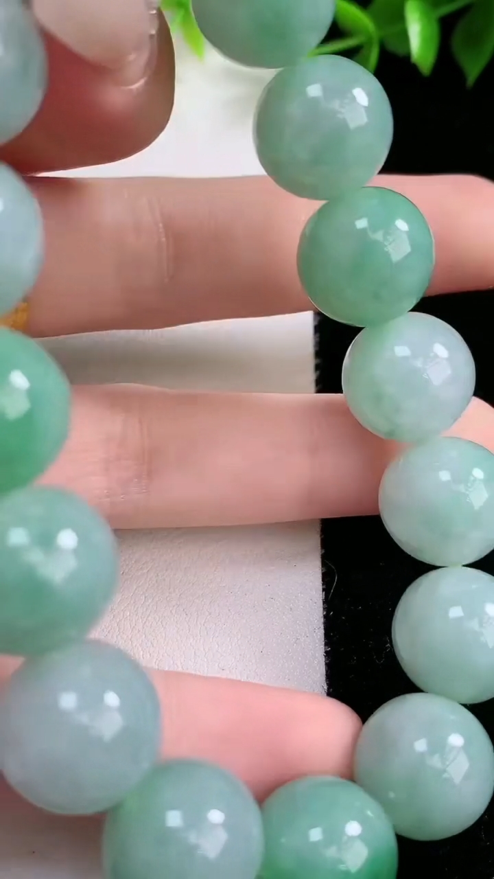 天然A货翡翠圆珠手串，尺寸13.2，重:63.74g3月8日
工厂直销收藏佳品,种好水足，色泽均匀，有种有色，上手高大气！