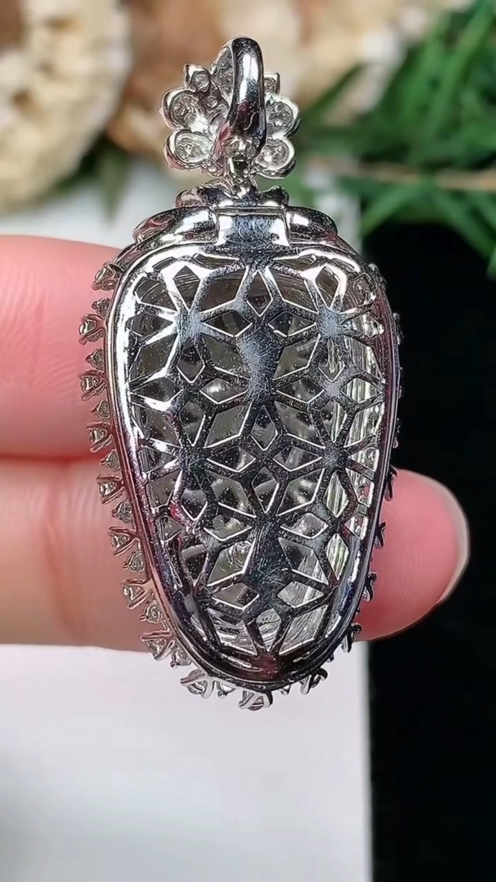 天然A货翡翠白冰金枝玉叶 叶子吊坠，尺寸38.5-18.7-11，裸石24-14.5，重量:8.35g
3月8日