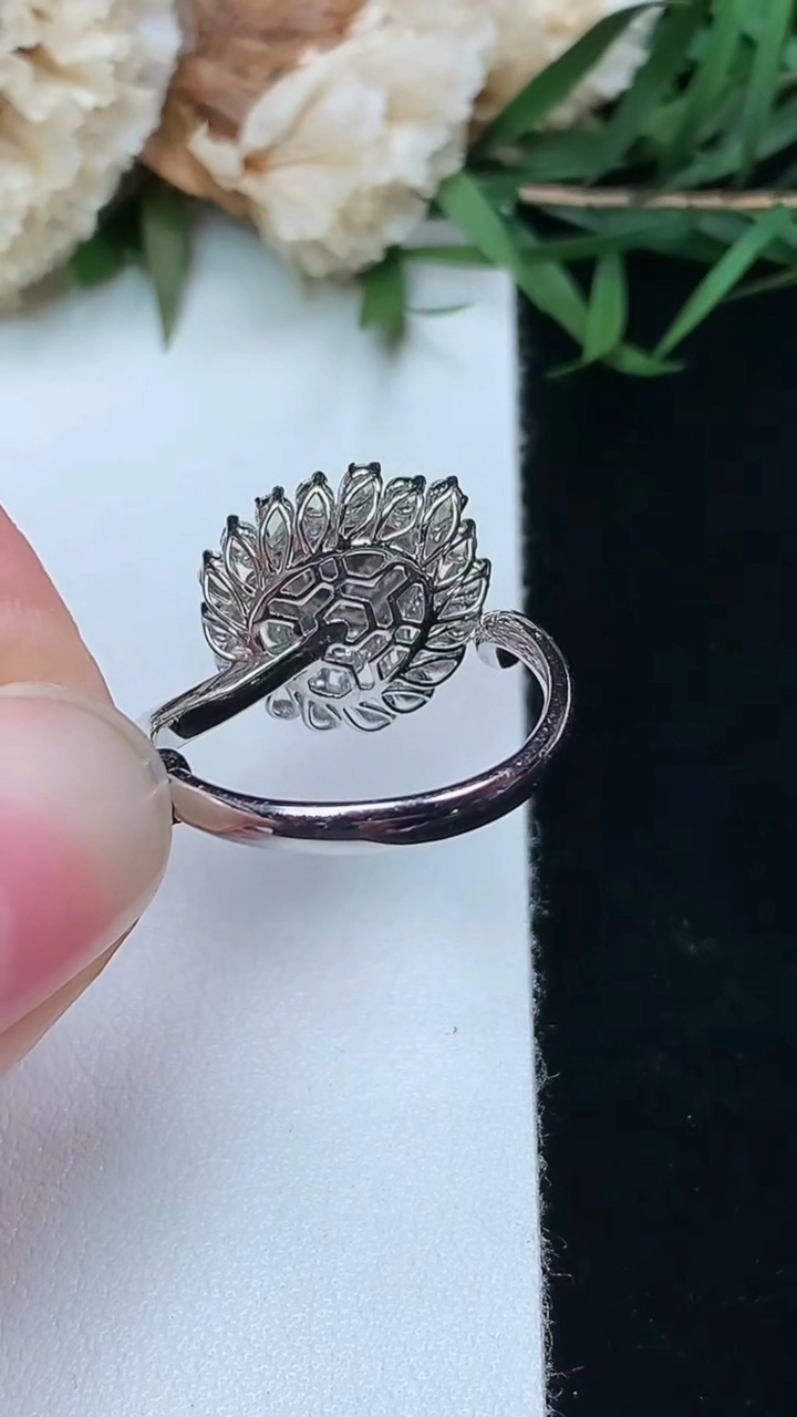 天然A货翡翠金枝玉叶 叶子戒指，尺寸17.4-7.5-6.3，重量:3.26g
3月8日