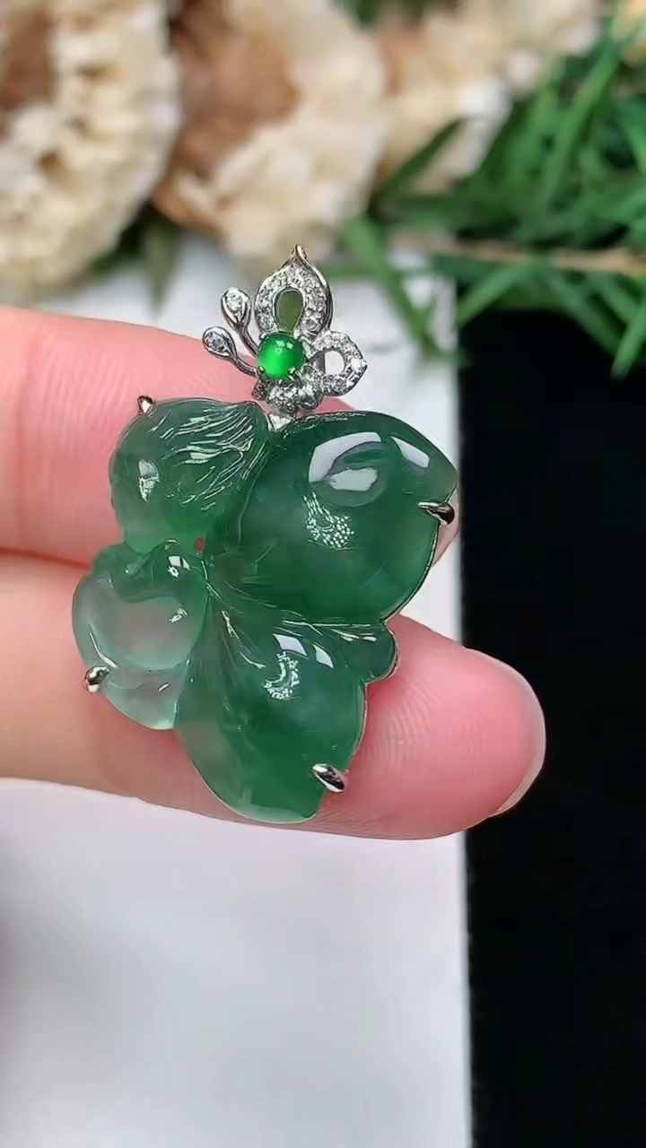 天然A货翡翠花仙子吊坠，尺寸21.5-17.7-6.6，重量:4.62g
3月8日