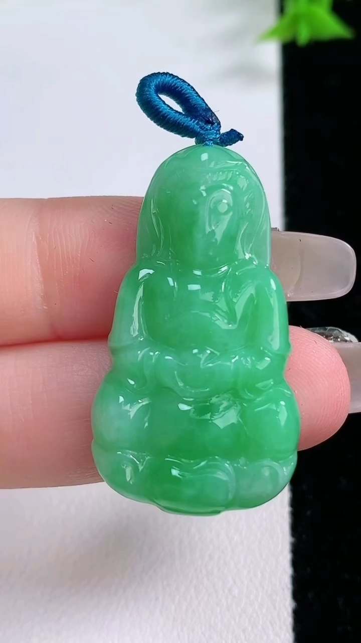 天然A货翡翠观音菩萨吊坠，尺寸35.8-20-4.8，重量:7.38g
3月8日