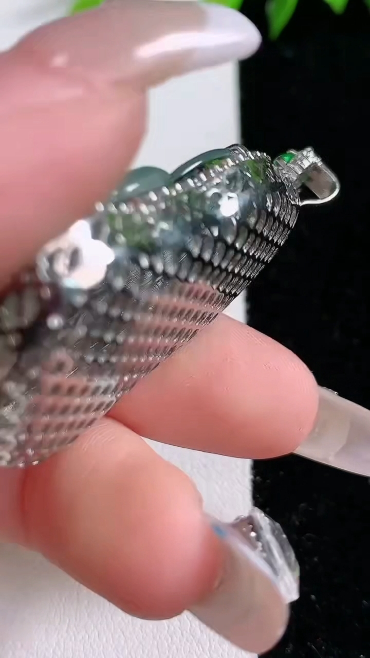 天然A货翡翠925银蓝水观音菩萨吊坠，尺寸52-28.8-12，重:12.64g
3月8日