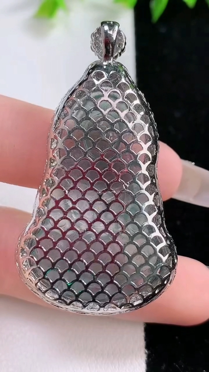 天然A货翡翠925银蓝水观音菩萨吊坠，尺寸52-28.8-12，重:12.64g
3月8日