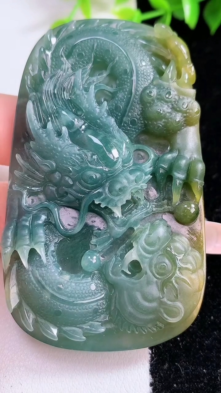 天然A货翡翠双彩龙牌吊坠，尺寸73.8-42.5-8.8，重:55.41g
3月8日