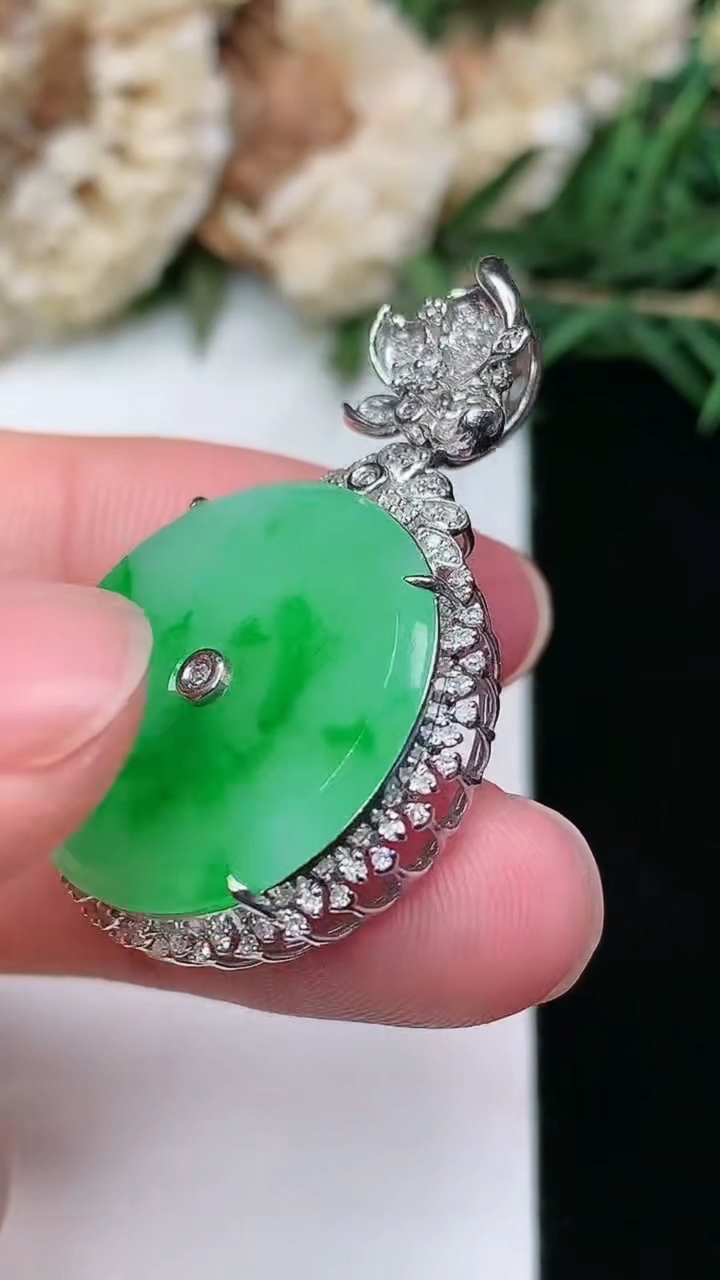 天然A货翡翠平安扣吊坠，尺寸35.5-23-7.6，裸石21，重量:6.82g
3月8日