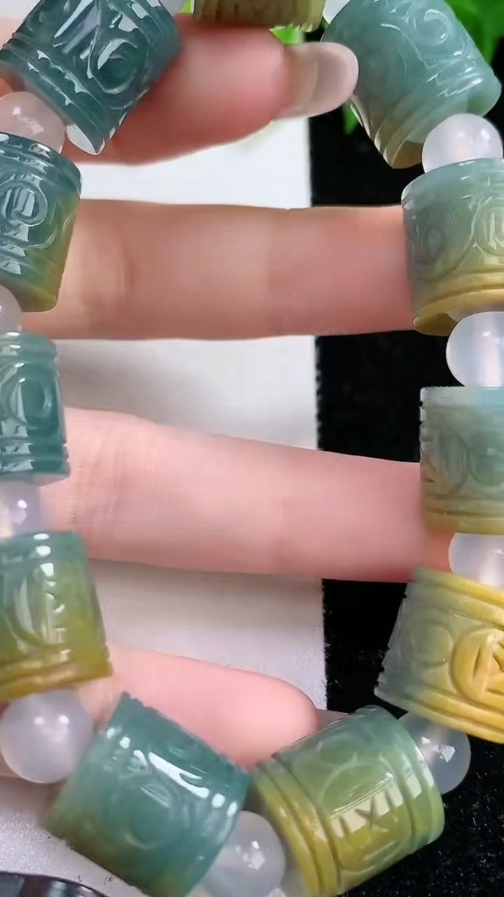 天然A货翡翠双彩路路通手串，尺寸14.2-13.5-11颗，重:71.60g3月8日
工厂直销收藏佳品,种好水足，色泽均匀，有种有色，上手高大气！