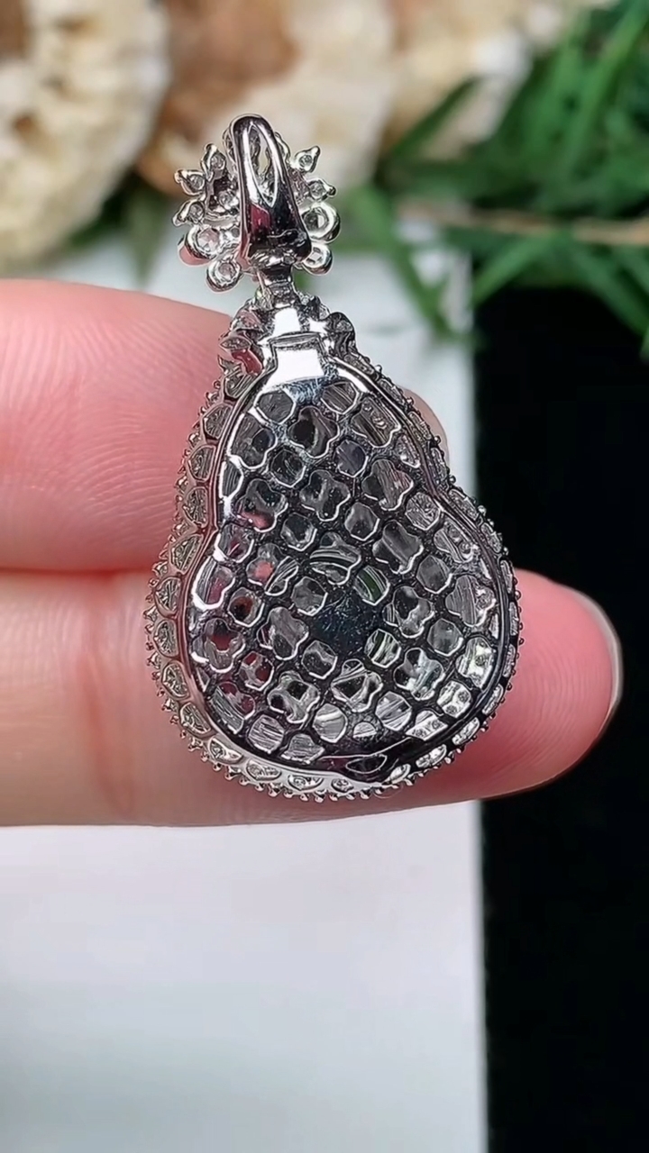 天然A货翡翠葫芦吊坠，尺寸30.4-16.4-9.6，裸石16.9-12.4，重量:4.19g
3月8日