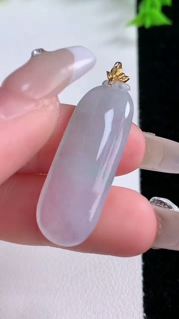 天然A货翡翠福瓜吊坠，尺寸33-12.4-5，重量:4.92g
3月8日