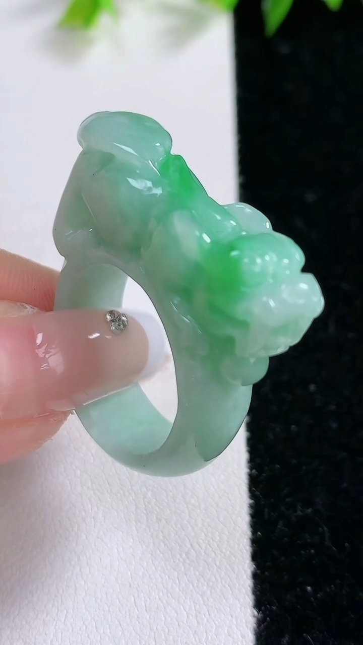 天然A货翡翠貔貅指环扳指，尺寸20-9.5-10，重14.51g2026年3月8日
工厂直销收藏佳品,种好水足，色泽均匀，有种有色，上手高大气！