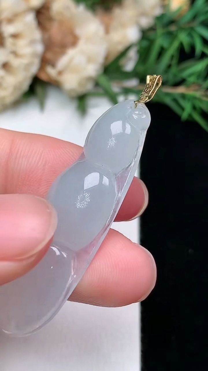 天然A货翡翠白冰福豆吊坠，尺寸41.6-14.2-5.9，重量:5.90g
3月8日