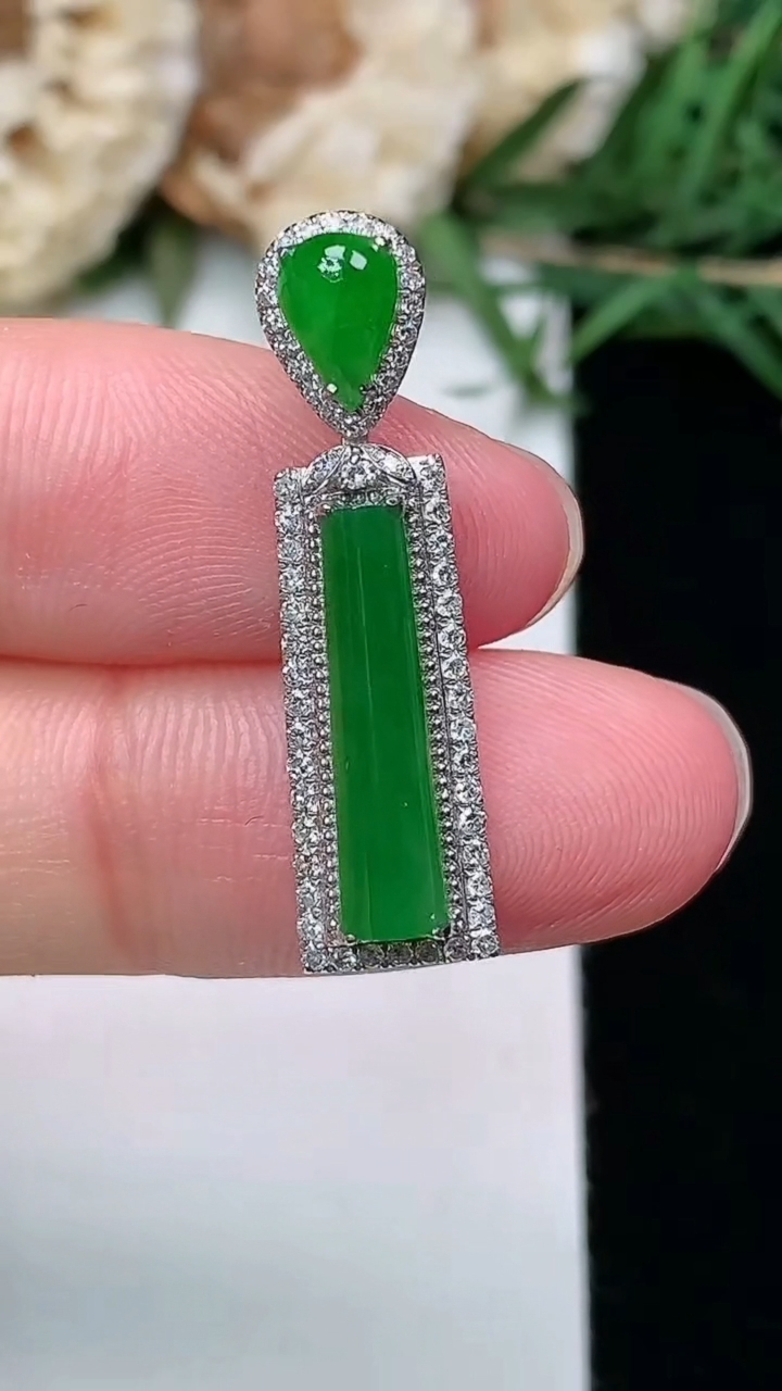 天然A货翡翠平安柱吊坠，尺寸28-7.3-5.5，裸石15.7-3.7，重量:1.77g
3月8日