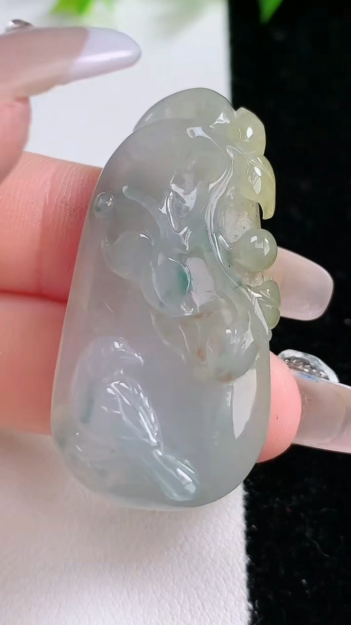 天然A货翡翠飘花鸟语花香吊坠，尺寸43.5-22.1-7.9，重:14.27g
3月8日
