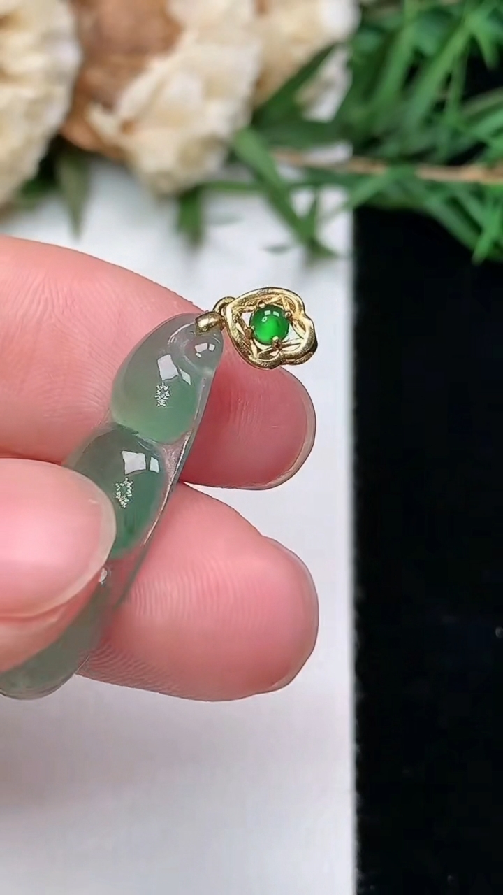 天然A货翡翠福豆吊坠，尺寸25-9.4-3.6，重量:1.79g
3月8日