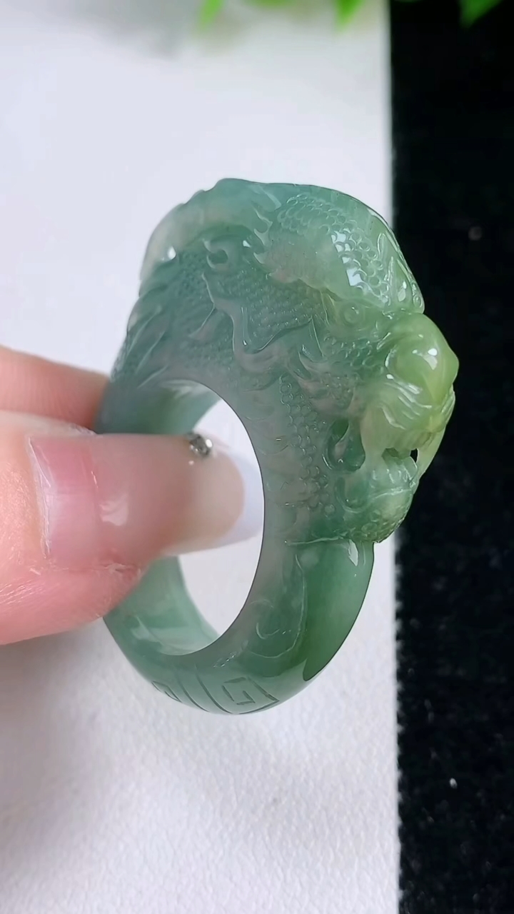 天然A货翡翠貔貅扳指 戒指，尺寸21.6-8.8-17，重:19.07g2026年3月8日
工厂直销收藏佳品,种好水足，色泽均匀，有种有色，上手高大气！