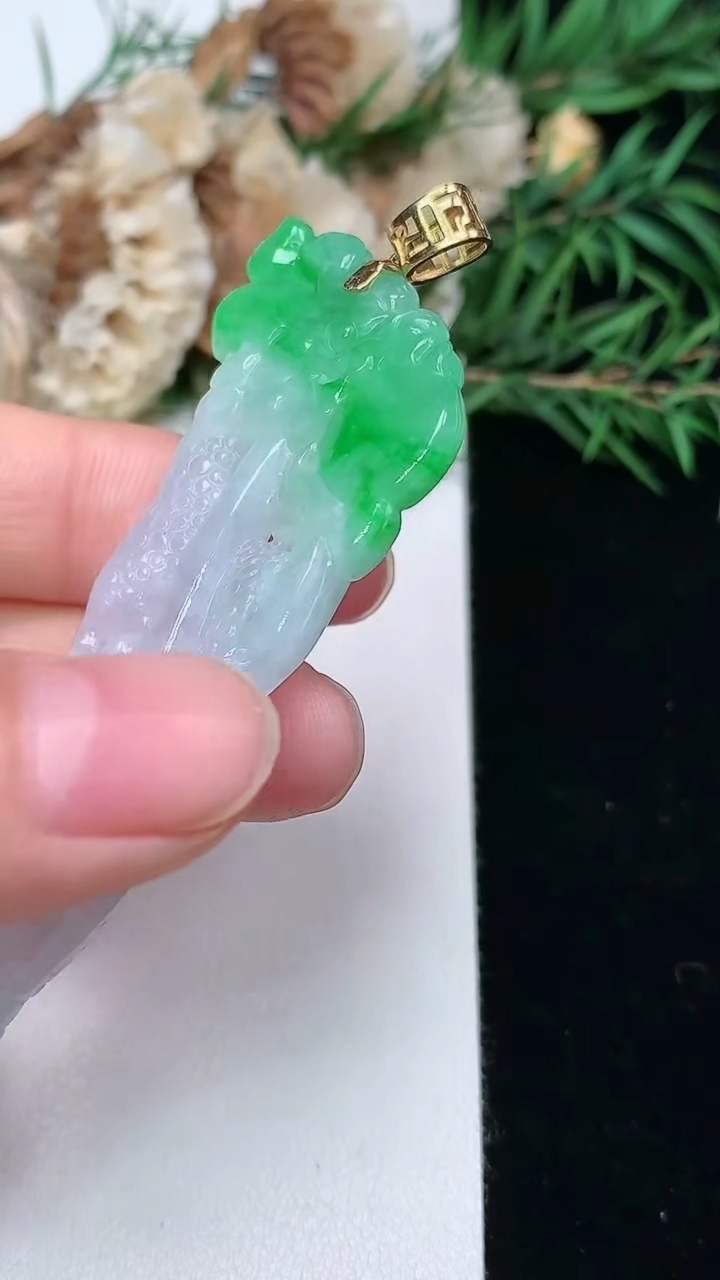 天然A货翡翠龙牌吊坠，尺寸71.2-24.4-5.2，重量:13.59g
3月8日