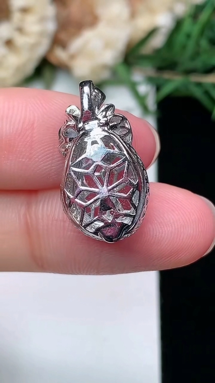 天然A货翡翠白冰葫芦吊坠，尺寸20.8-11.2-8.3，裸石13.6-8.9，重量:2.67g
3月8日