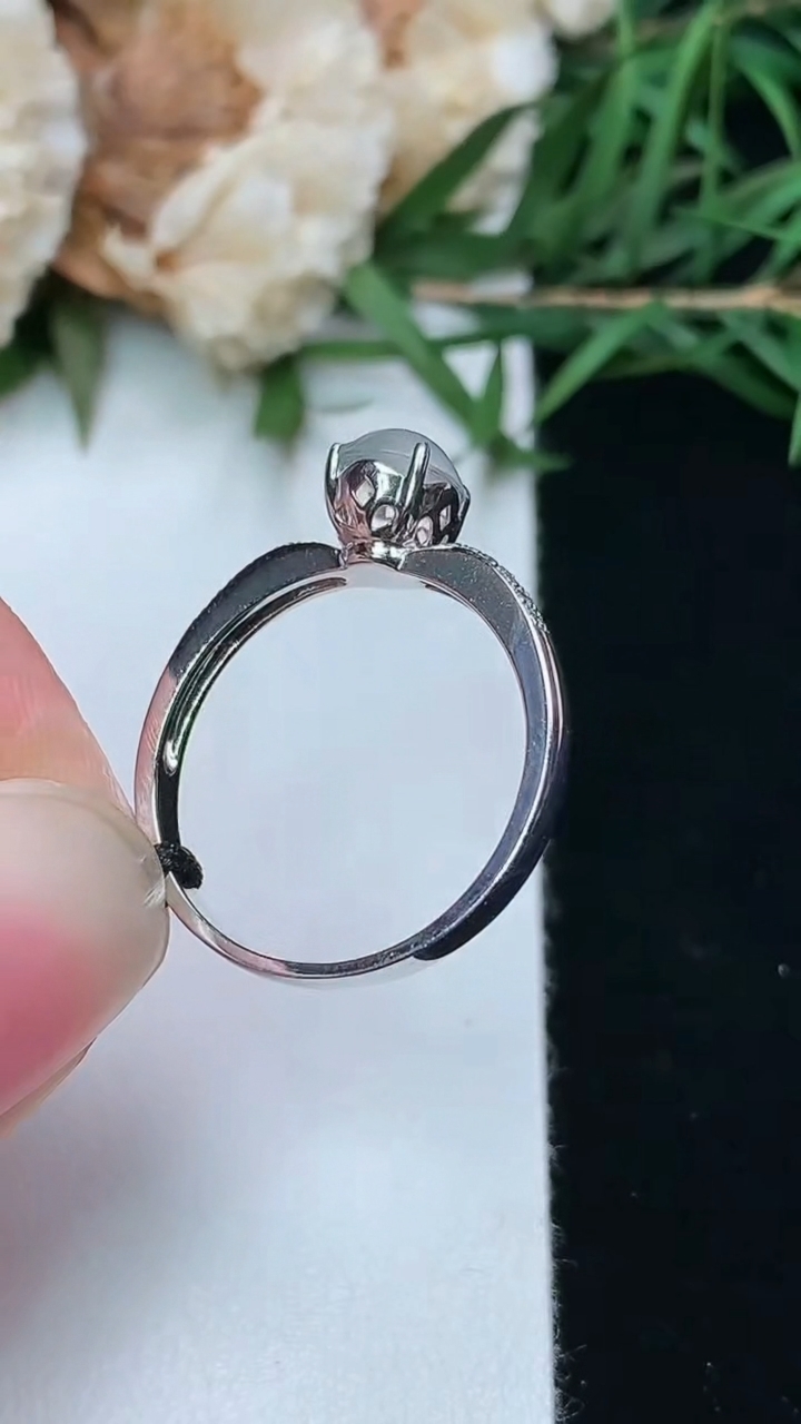 天然A货翡翠白冰蛋面戒指，尺寸17-6.2-5.5，重量:2.37g2026年3月8日
工厂直销收藏佳品,种好水足，色泽均匀，有种有色，上手高大气！