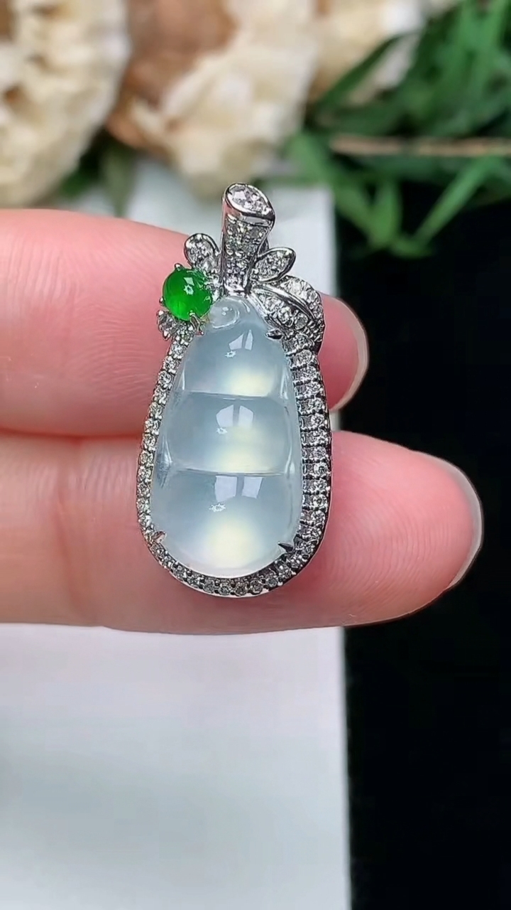 天然A货翡翠白冰福豆吊坠，尺寸23.2-11.2-9.6，裸石15.5-8.3，重量:3.12g
3月8日