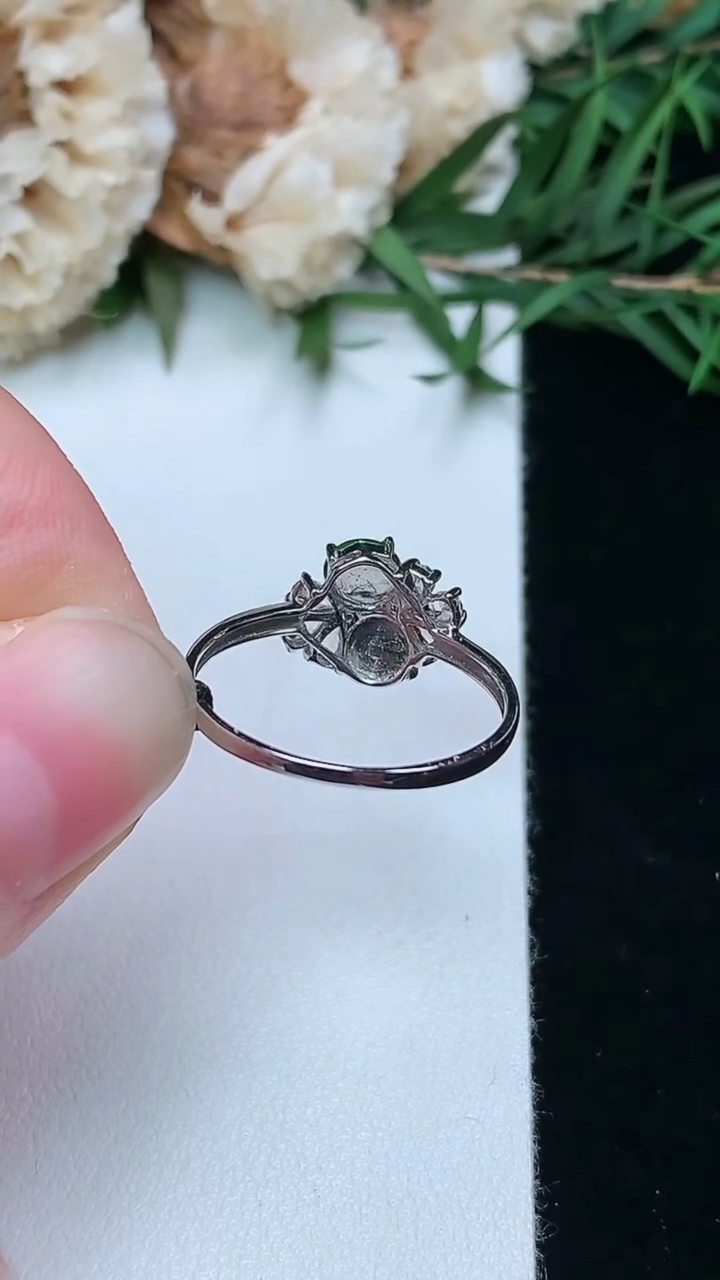 天然A货翡翠平安扣戒指，尺寸16.7-4.3，重量:1.22g2026年3月8日
工厂直销收藏佳品,种好水足，色泽均匀，有种有色，上手高大气！