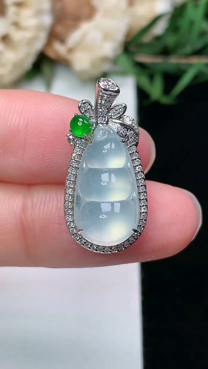 天然A货翡翠白冰福豆吊坠，尺寸23.2-11.2-9.6，裸石15.5-8.3，重量:3.12g
3