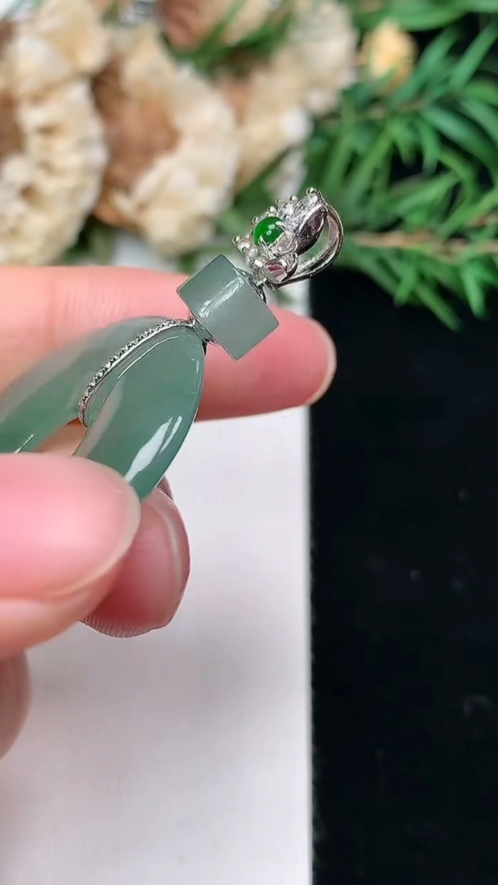 天然A货翡翠平安环吊坠，尺寸29-4，重量:8.02g
3月8日