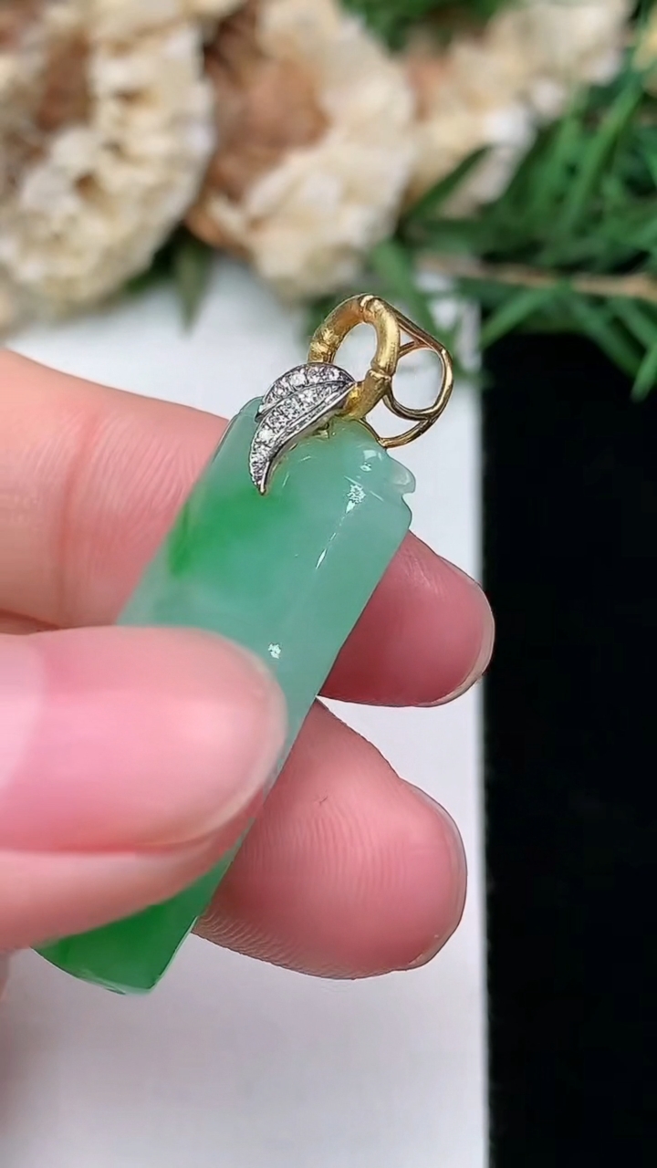 天然A货翡翠节节高升 竹节吊坠，尺寸30-15.2-6.2，重量:7.43g
3月8日