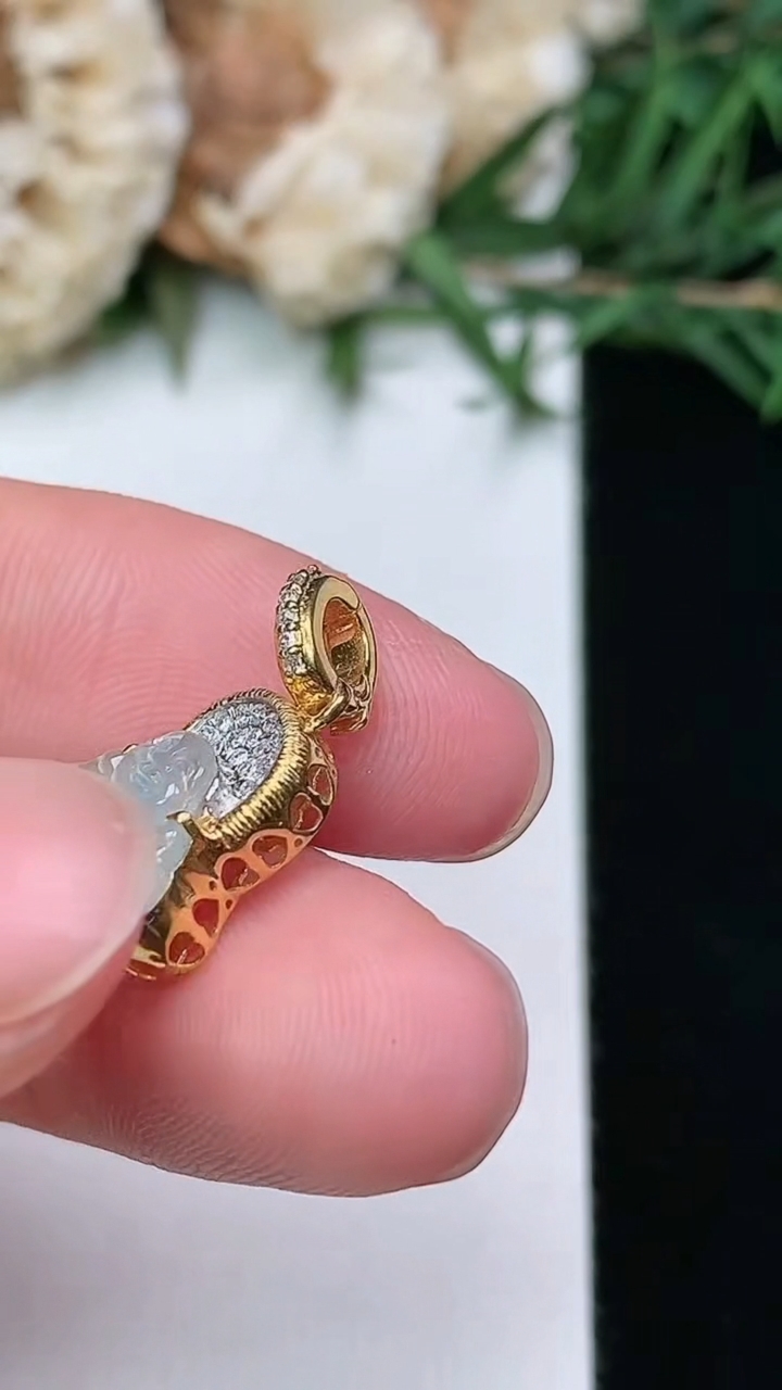 天然A货翡翠白冰佛公吊坠，尺寸18.3-8.5-9.8-6.2，重量:1.31g
3月8日