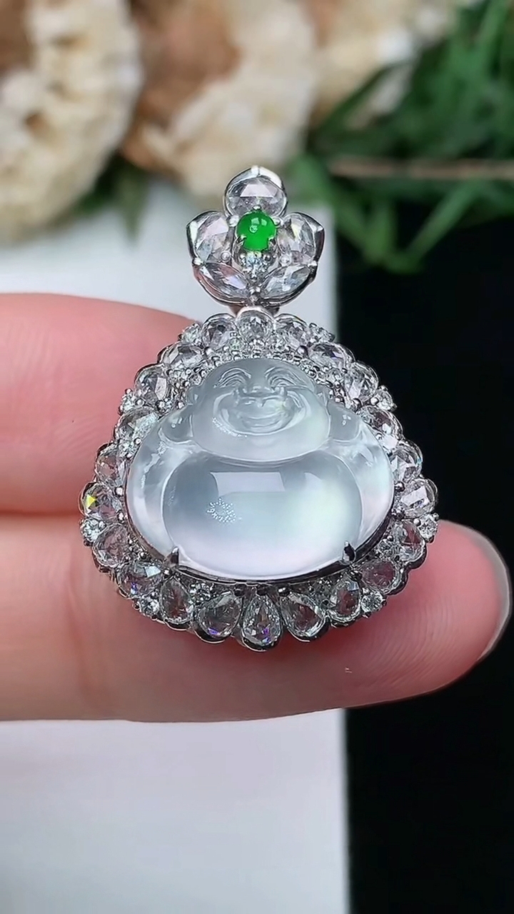 天然A货翡翠白冰佛公吊坠，尺寸27.5-19.9-12.5，裸石11.7-14，重量:5.49g
3月8日