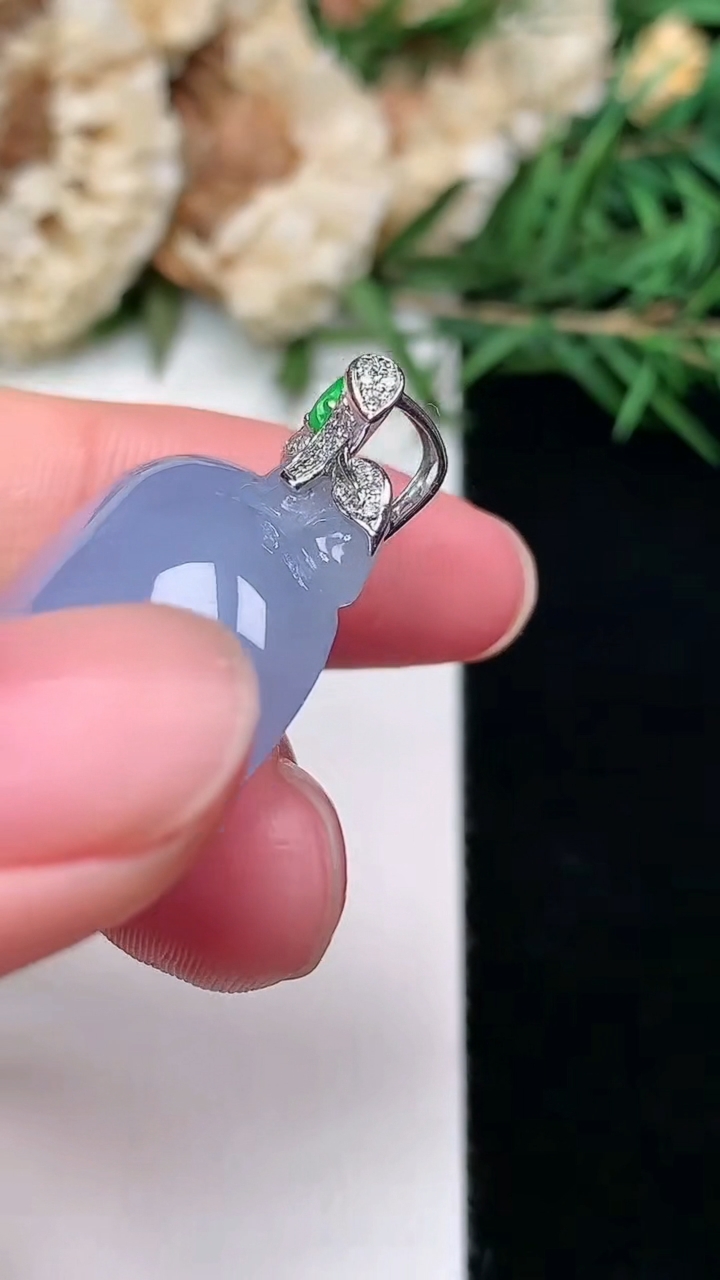 天然A货翡翠紫罗兰福瓜吊坠，尺寸27.8-25.3-10.3，重量:13.45g
3月8日