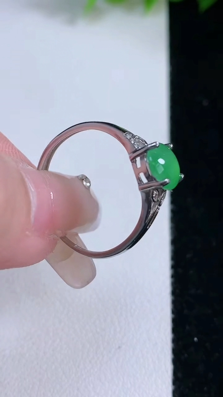 天然A货翡翠蛋面戒指，尺寸8-7.3，重:1.83g2026年3月8日
工厂直销收藏佳品,种好水足，色泽均匀，有种有色，上手高大气！