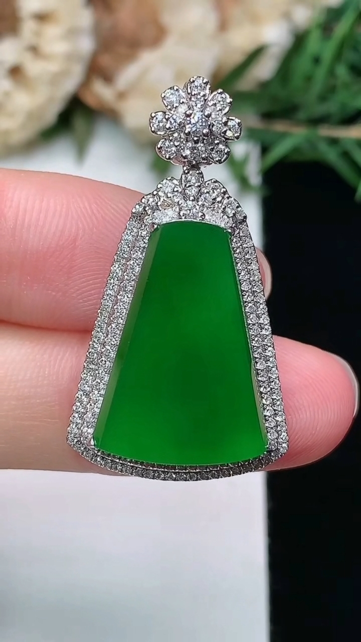 天然A货翡翠无事牌吊坠，尺寸33-18.4-8，裸石19-13，重量:5.68g
3月8日