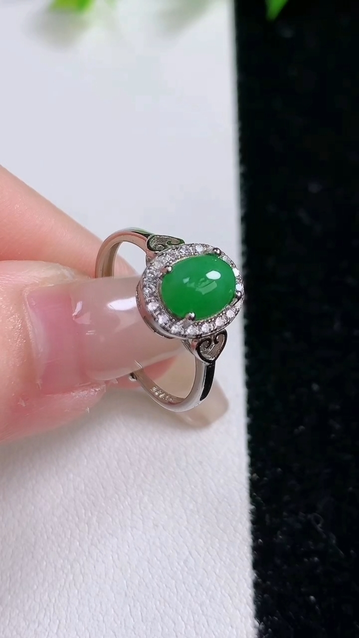 天然A货翡翠蛋面戒指，尺寸7.5-5.6，重:1.84g2026年3月8日
工厂直销收藏佳品,种好水足，色泽均匀，有种有色，上手高大气！