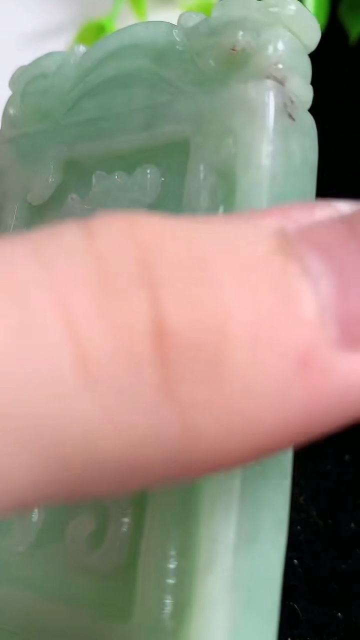 天然A货翡翠仿古龙牌吊坠，尺寸69-46-9.4，重:81.78g
3月8日