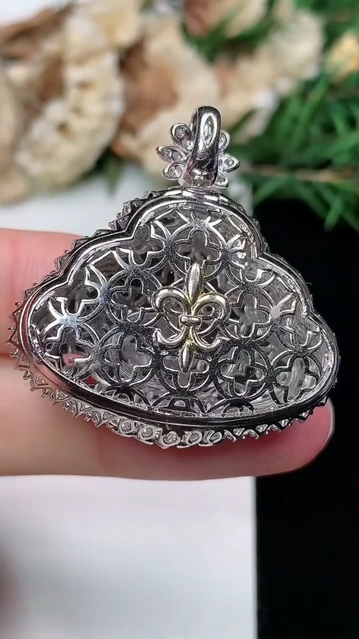 天然A货翡翠佛公吊坠，尺寸34.3-33.3-12.8，裸石19.2-30.2，重量:11.42g
3月8日，重量:11.42g