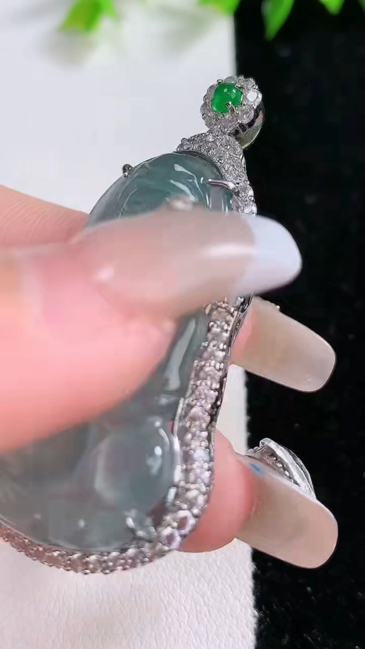 天然A货翡翠925银蓝水观音菩萨吊坠，尺寸52-28.8-12，重:12.64g
3月8日