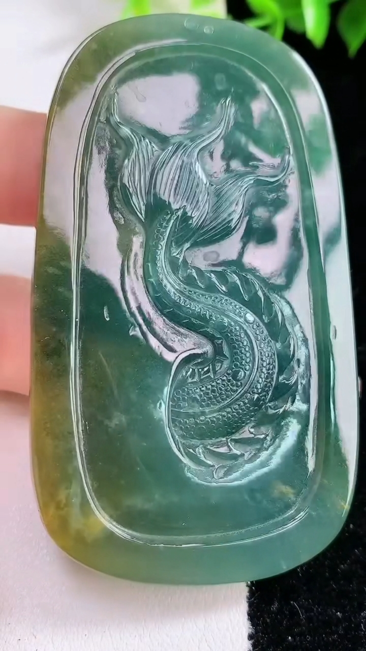 天然A货翡翠双彩龙牌吊坠，尺寸73.8-42.5-8.8，重:55.41g
3月8日