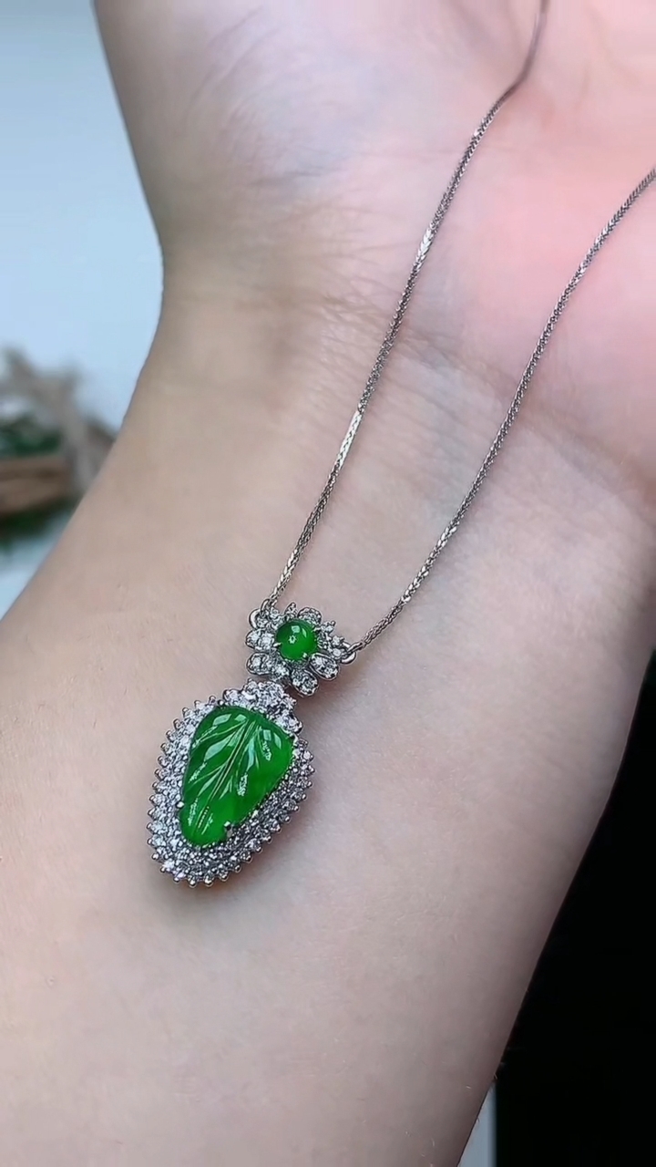 天然A货翡翠金枝玉叶 叶子项链，尺寸22.4-10.6-6，裸石9.6-6.7，重量:2.36g
3月8日