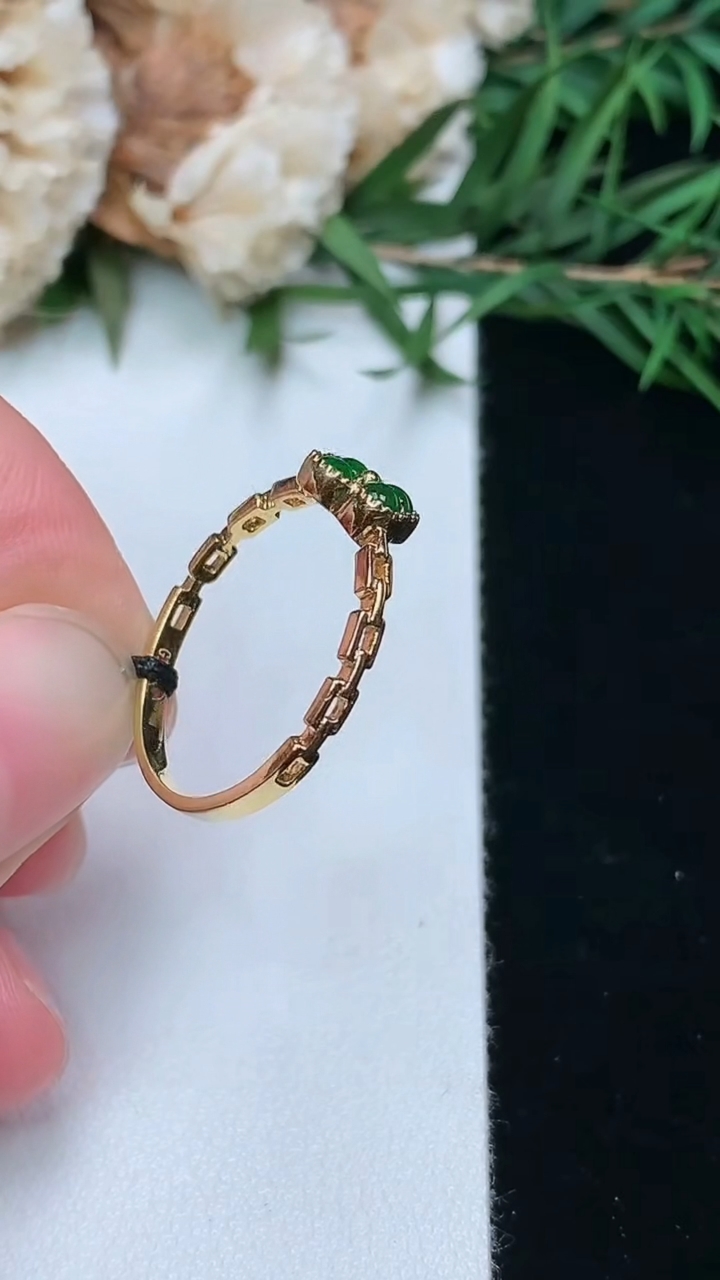 天然A货翡翠蛋面戒指，尺寸16.8-2.3，重量:1.64g2026年3月8日
工厂直销收藏佳品,种好水足，色泽均匀，有种有色，上手高大气！