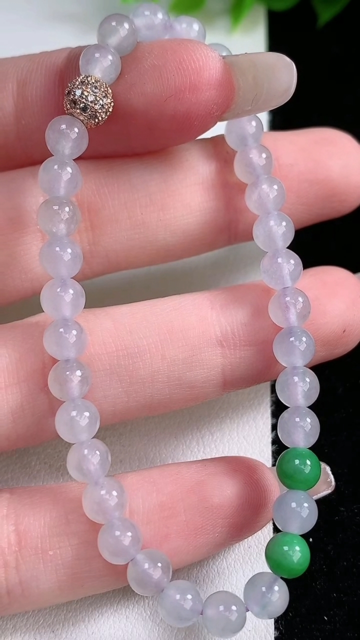 天然A货翡翠圆珠手串，尺寸5.3-33颗，重:8.48g3月8日
工厂直销收藏佳品,种好水足，色泽均匀，有种有色，上手高大气！