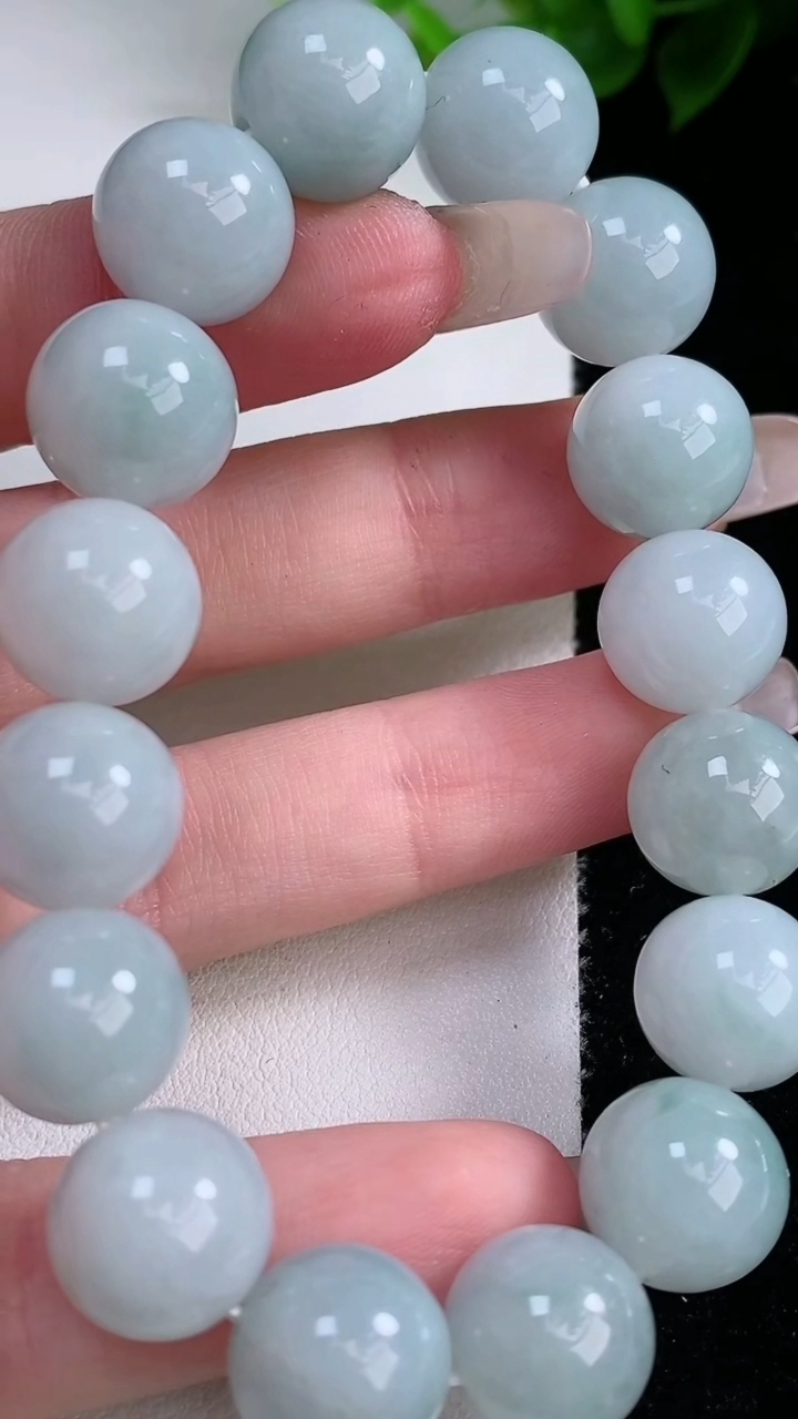 天然A货翡翠白冰圆珠手串16颗，尺寸12.1，重:50.42g3月8日
工厂直销收藏佳品,种好水足，色泽均匀，有种有色，上手高大气！