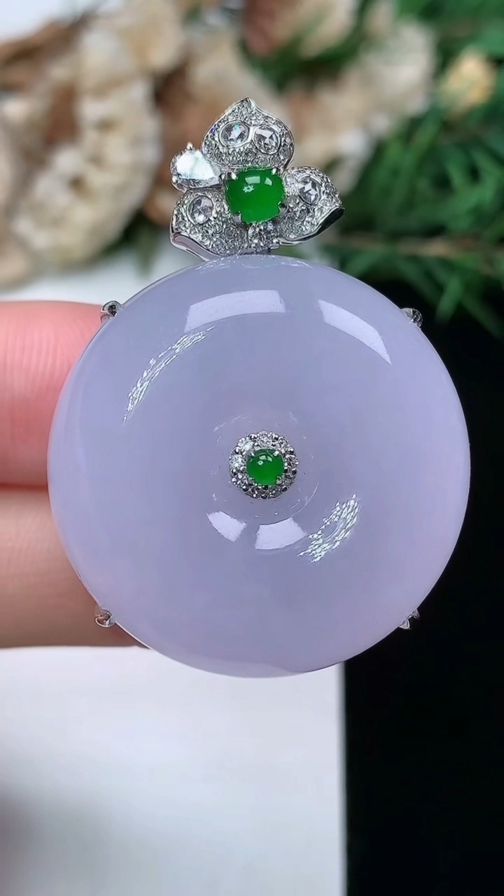 天然A货翡翠紫罗兰平安扣吊坠，尺寸27.8-13.6，重量:22.01g
3月8日