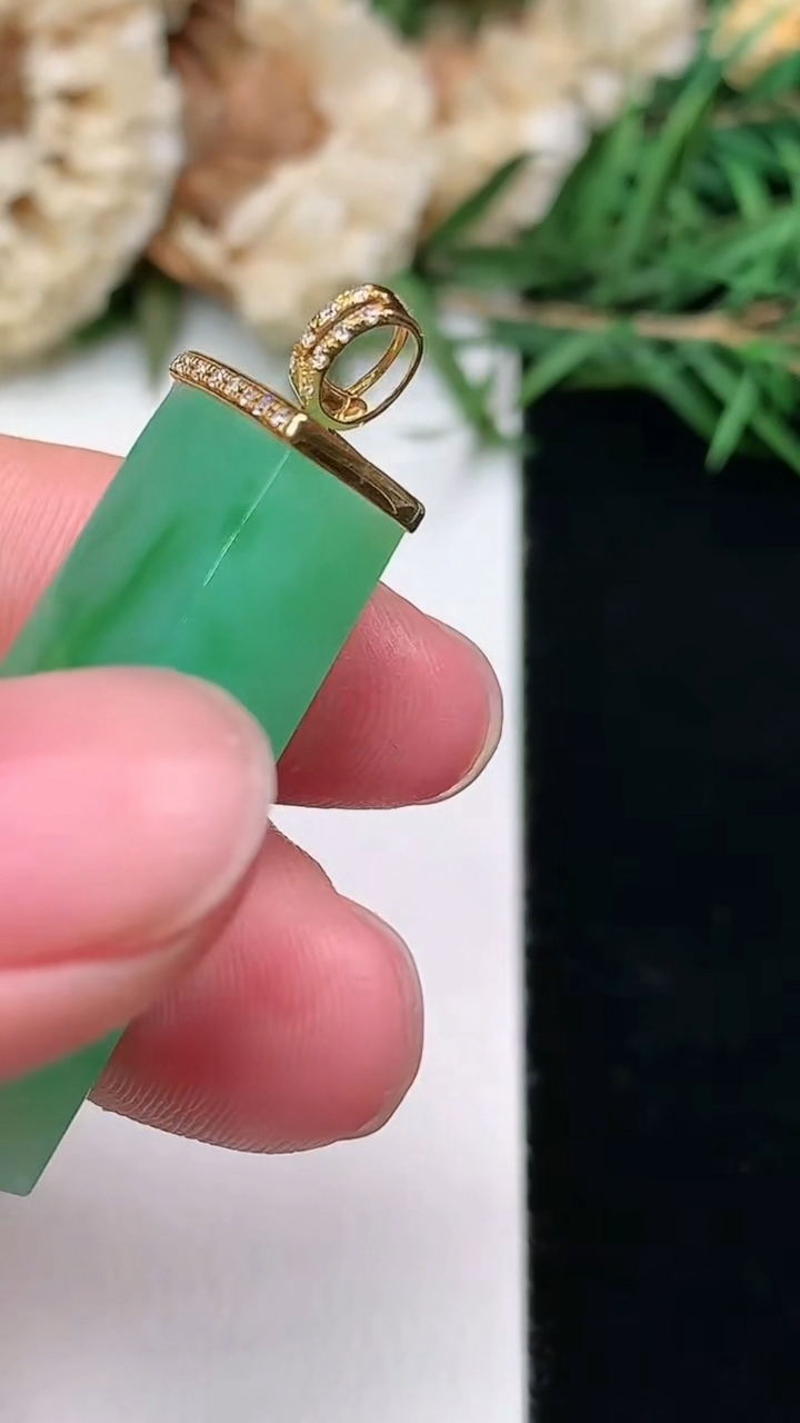 天然A货翡翠无事牌吊坠，尺寸31.6-11.2-7.6，重量:8.52g
3月8日