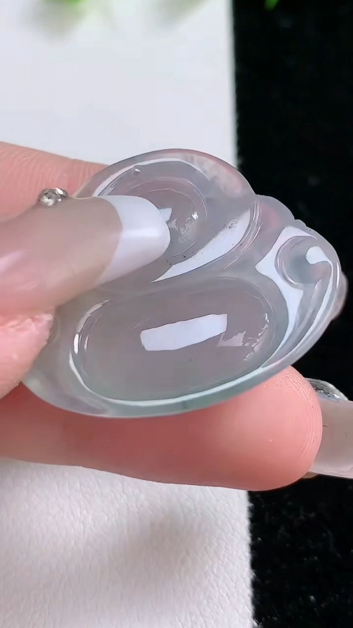 天然A货翡翠飘花佛公吊坠，尺寸27.5-31.3-7，重:8.90g
3月8日