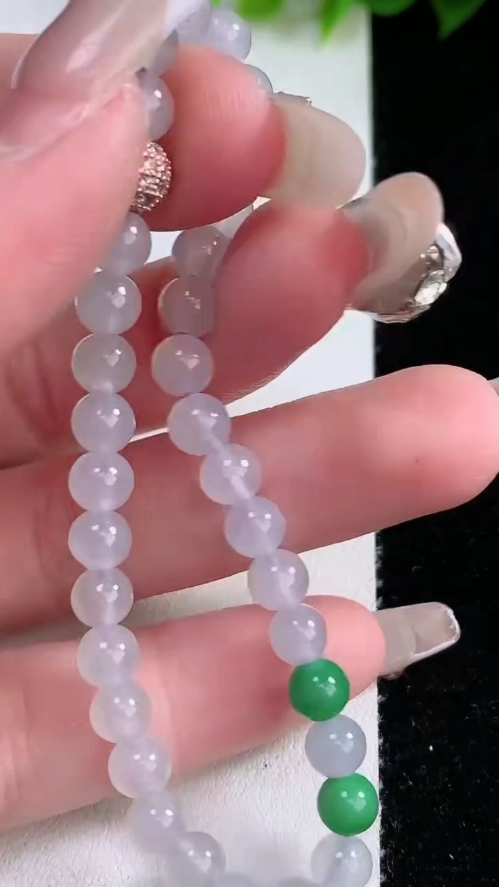 天然A货翡翠圆珠手串，尺寸5.3-33颗，重:8.48g3月8日
工厂直销收藏佳品,种好水足，色泽均匀，有种有色，上手高大气！