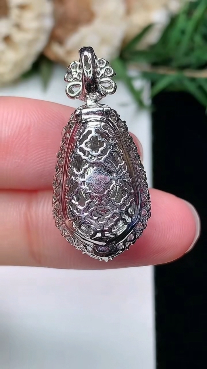 天然A货翡翠福豆吊坠，尺寸29.2-13.5-11.6，裸石15-8.7，重量:4.50g
3月8日